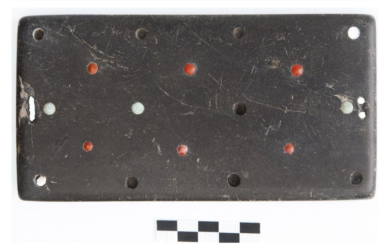 Archelógovia vykopali staroveký iPhone, jeho vek odhadli na 2137 rokov