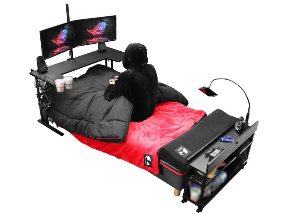 Takto vyzerá najpohodlnejšie hranie: postel, počítač a a herný stôl v jednom