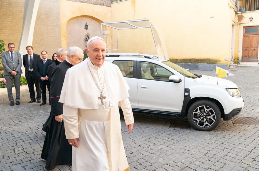 Pápež má nové auto. Po Lamborghini prichádza Papa-Duster od Dacie
