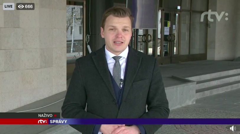 Na Slovensku platí nosenie rúška mimo bydliska, no redaktor RTVS to ignoruje v priamom prenose