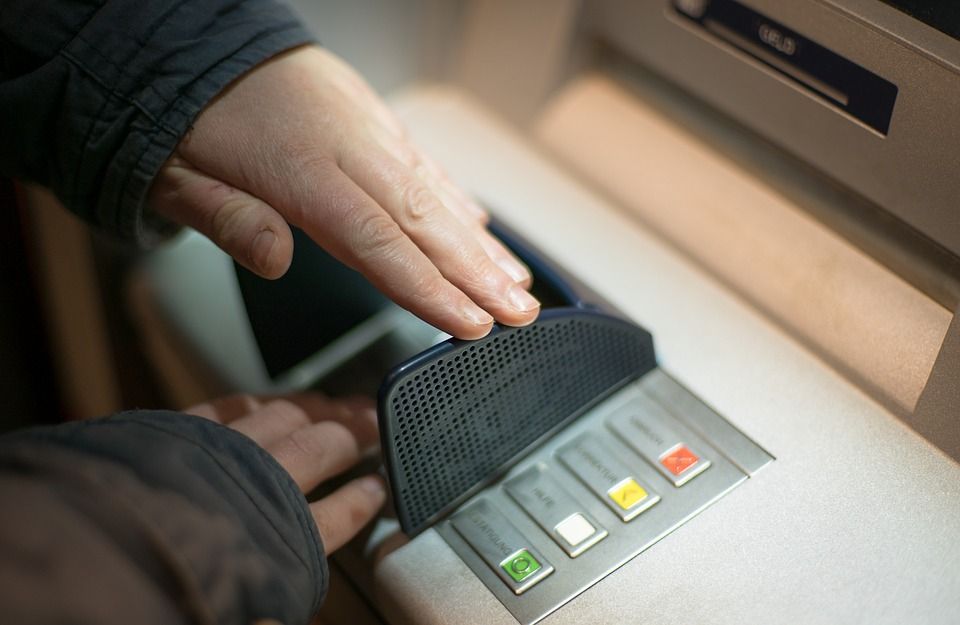 Na Slovensku budeš môcť vyberať peniaze z bankomatu bezkontaktne, inováciu chystajú viaceré banky