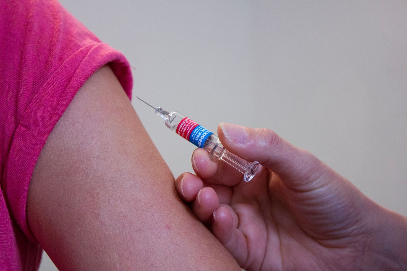 Facebook a Instagram začínajú bojovať za to, aby sa nešírili bludy o vakcínach a očkovaní. Dohodli sa s WHO