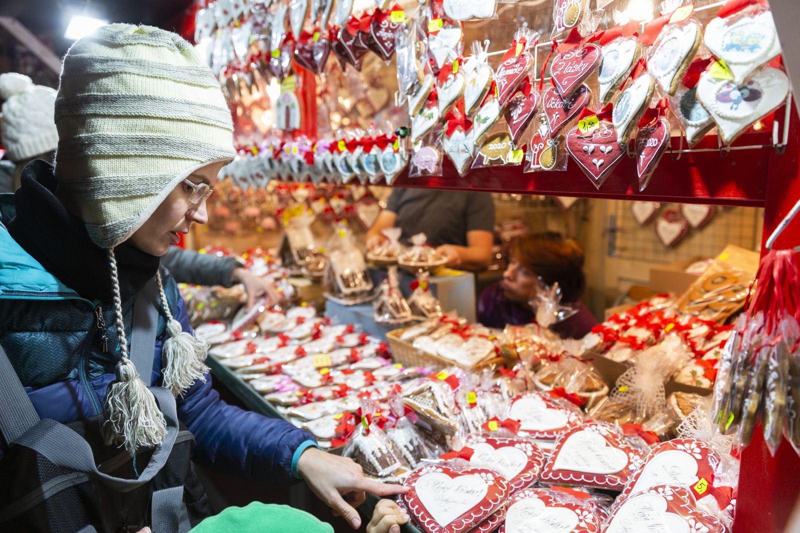 Skvelý punč, chutné jedlo a vojaci so samopalmi. Bratislavské vianočné trhy sú v plnom prúde