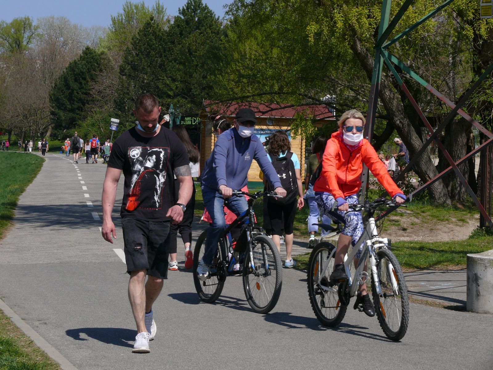 Bratislavčania sa opaľujú a kúpu, ako by sa nič nedialo. Veľký Draždiak je preplnený ľuďmi aj napriek obmedzeniu