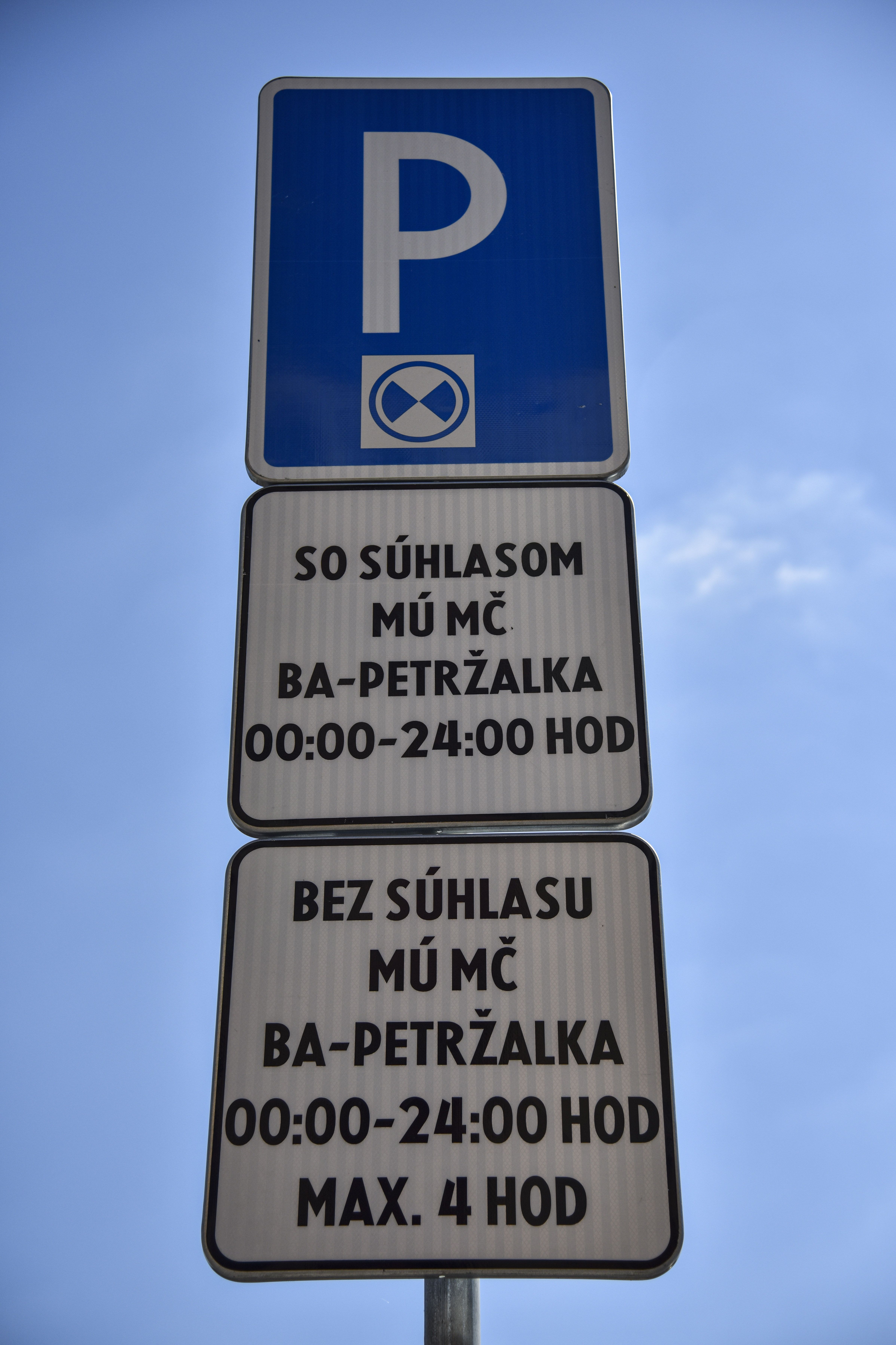 Petržalku preplnili autá z iných miest.  Až 17 000 áut nie je z Bratislavy, čo predstavuje vyše jednu tretinu