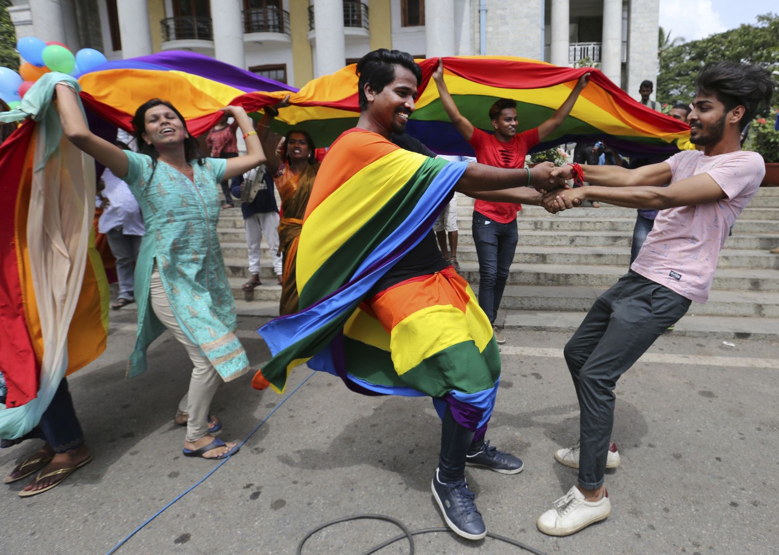 Ľudia vyšli v Instanbule do ulíc, aby podporili LGBTI pochod. Polícia dav rozohnala slzným plynom