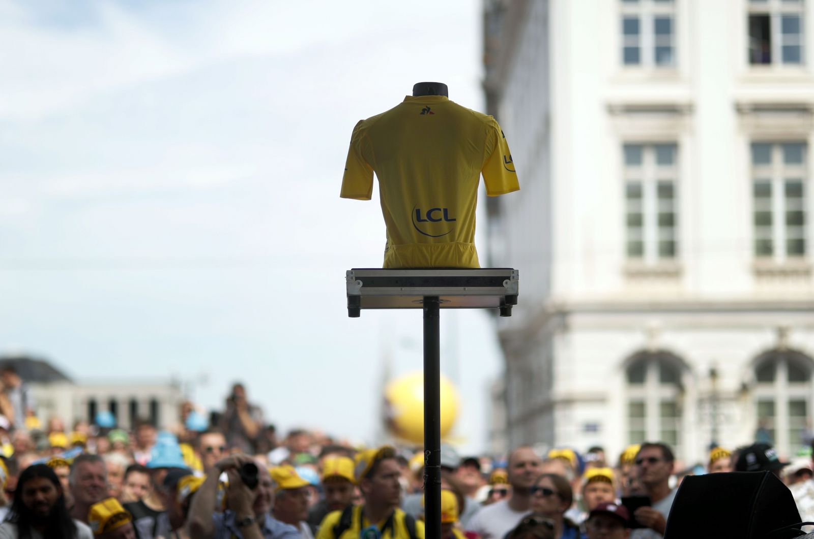 Na snímke žltý dres pre celkového víťaza pred začiatkom 1. etapy 106. ročníka Tour de France v belgickom Bruseli 6. júla 2019.