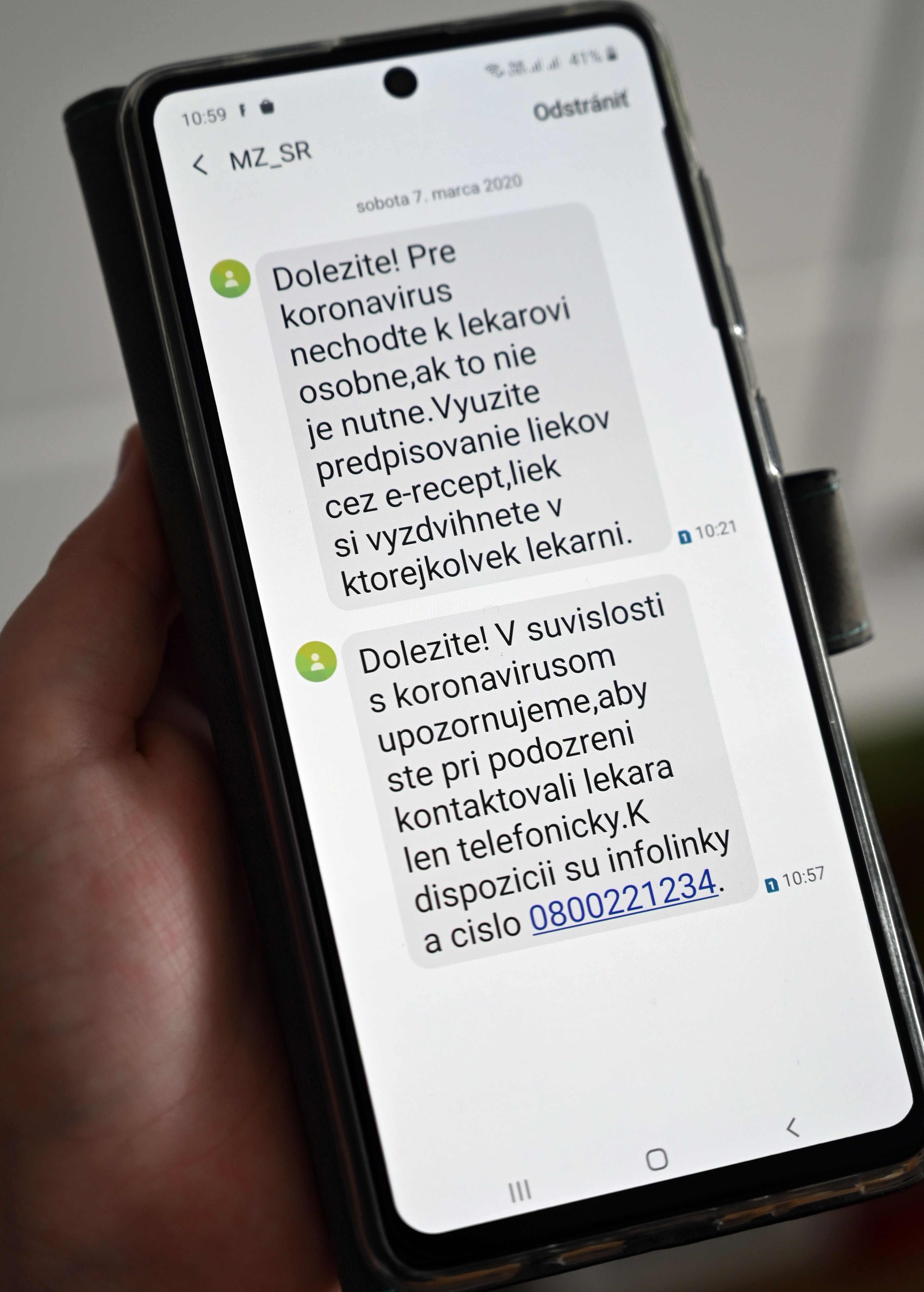 Na snímke sms správa na displeji mobilného telefónu v súvislosti s koronavírusom