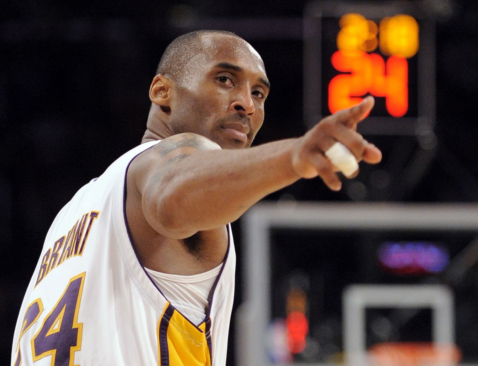 Na archívnej snímke z 7. júna 2009 Kobe Bryant z Los Angeles Lakers počas zápasu zámorskej NBA proti Orlandu Magic.