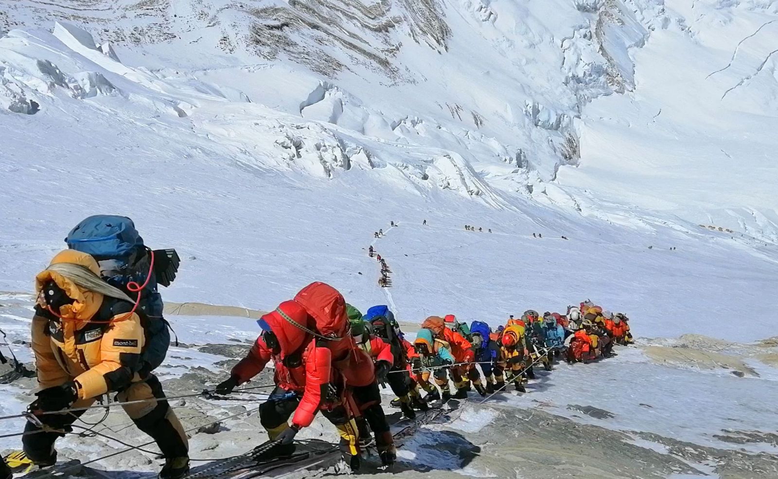 Z Mount Everestu zniesli za šesť týždňov štyri mŕtve telá a 11 ton odpadu odpadu