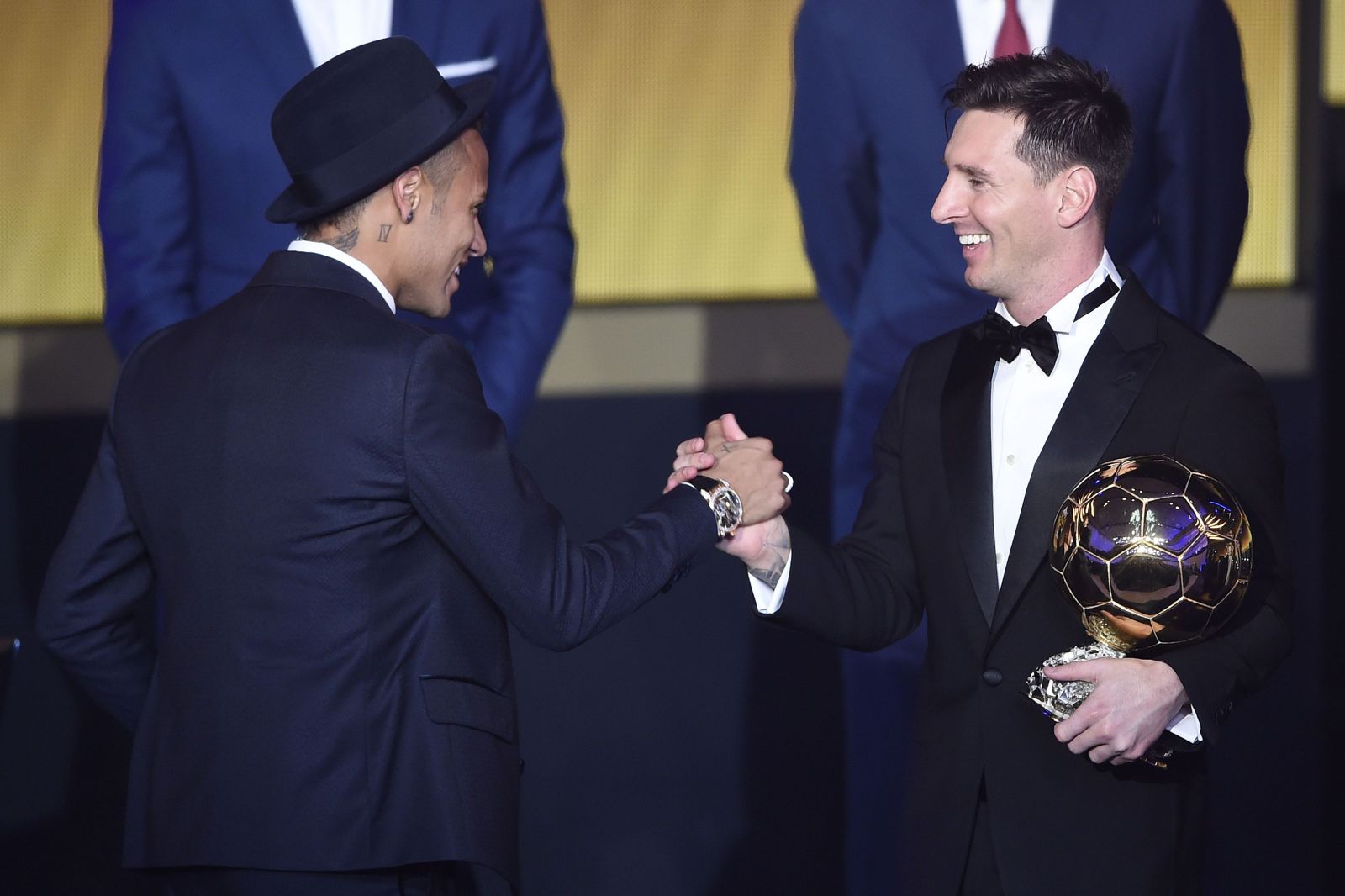 Zlatú loptu udeľujú až o týždeň, no mal by ju vyhrať Messi. On sám zverejnil na Instagrame video predošlých víťazstiev