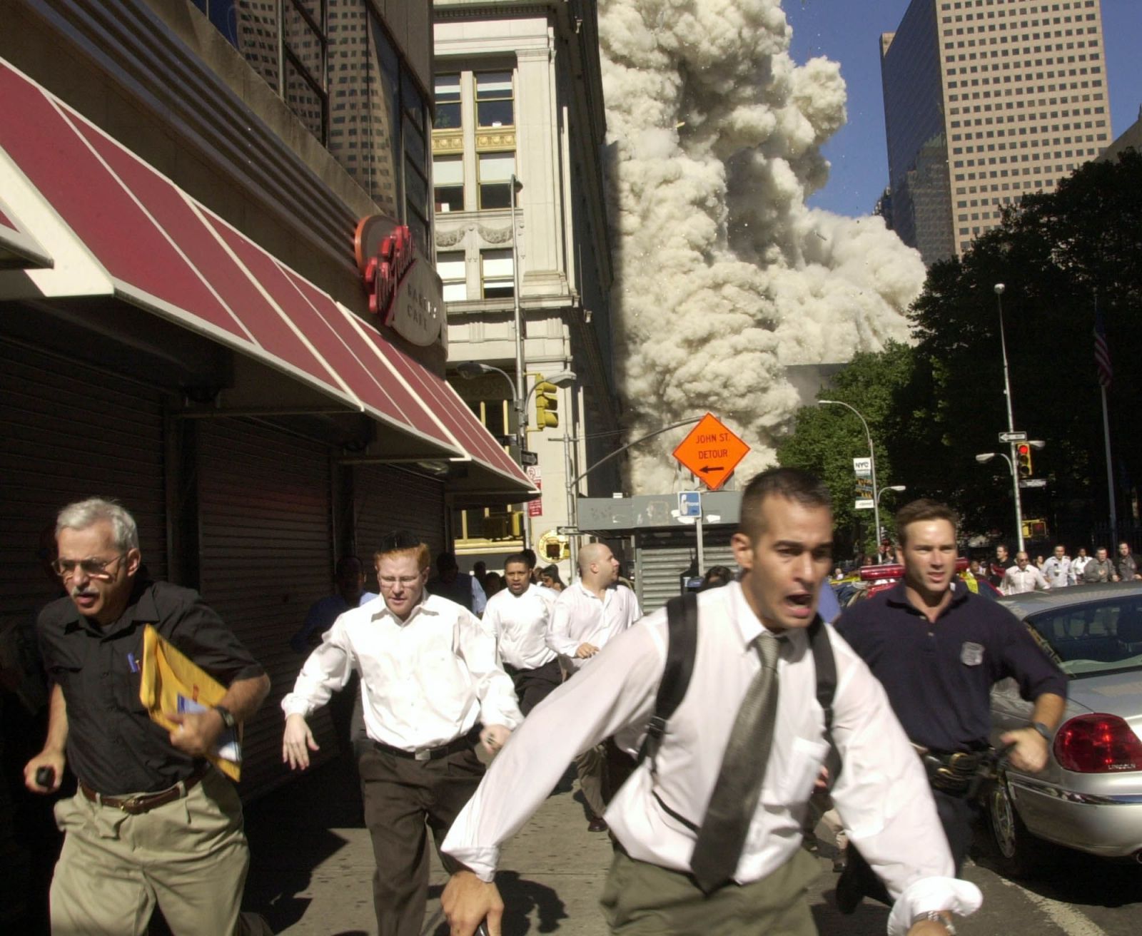 Chaos v uliciach v bezprostrednej blízkosti výškových budov Svetového obchodného centra (WTC) v New Yorku, do ktorých 11. septembra narazili dve lietadlá v priebehu niekoľkých minút.