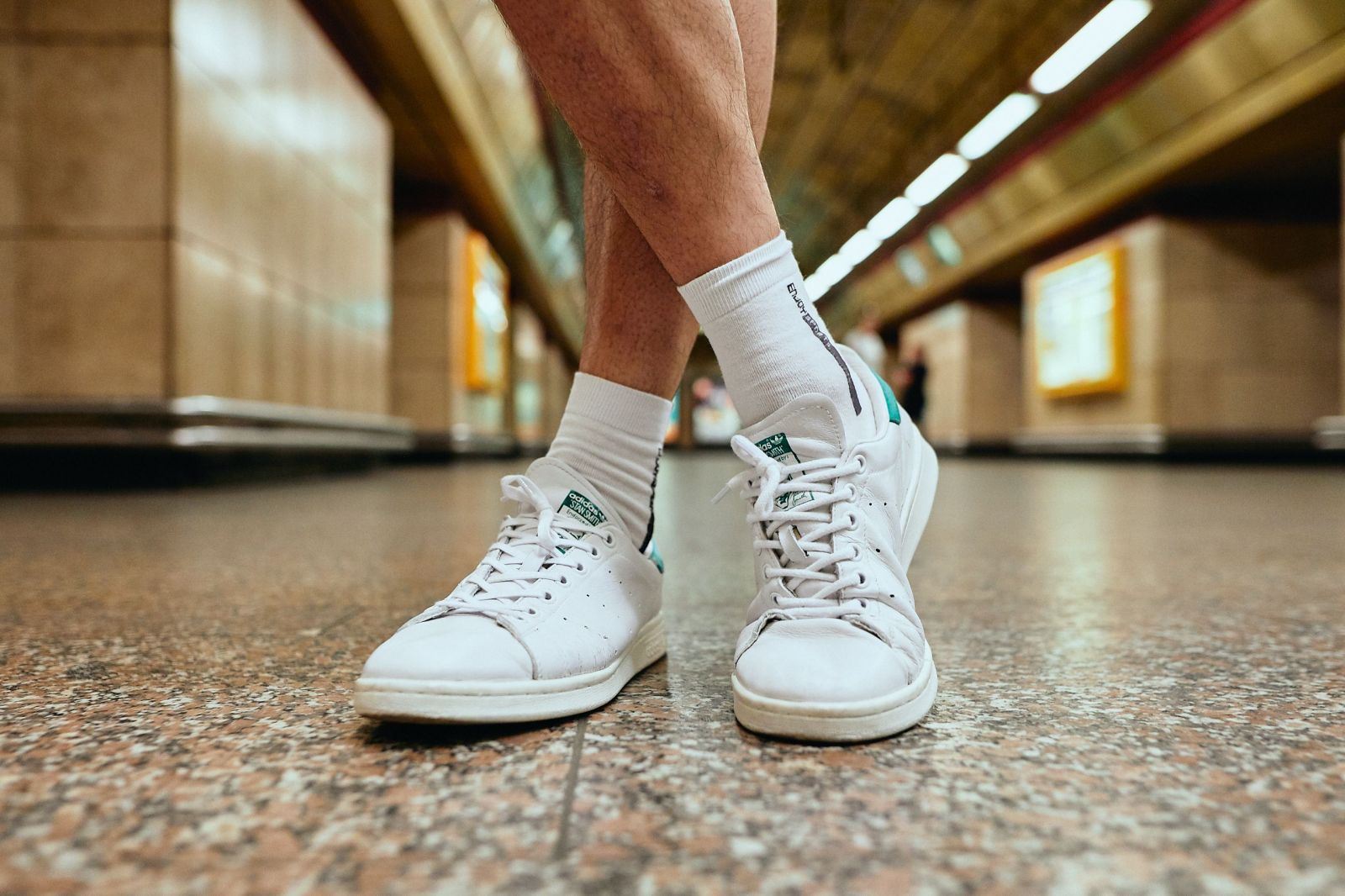 Móda z metra: Mladí Pražané mají v oblibě bílé tenisky. Jaké kreace s nimi vykouzlili?