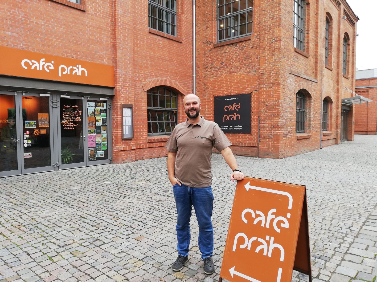 Brněnskou kavárnou k volné mysli. Café Práh vrací zpátky do pracovní rutiny lidi s duševním postižením (Rozhovor)