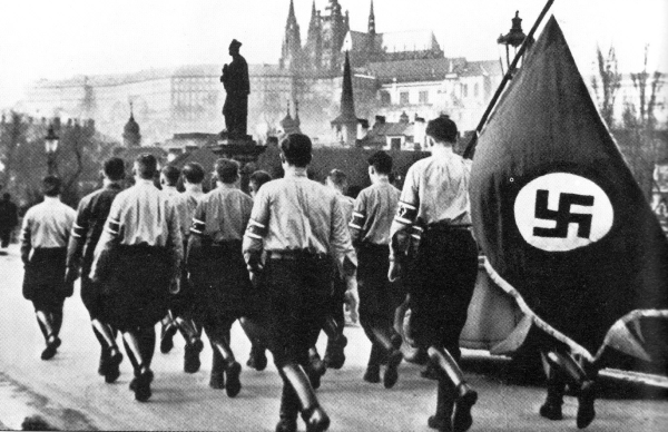 Skupina německých studentů z Prahy jde pozdravit Adolfa Hitlera