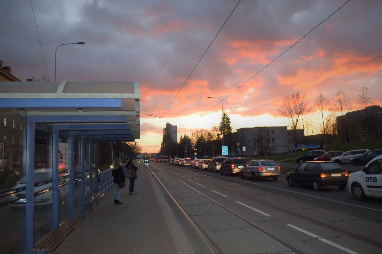 Report: Nezvykle tichá Ostrava. Prosluněné město tiše truchlilo za oběti masakru ve Fakultní nemocnici