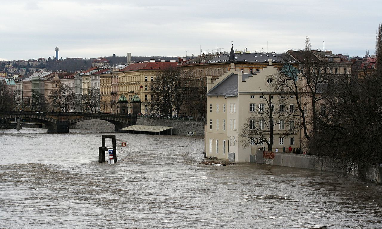 Česká republika vyhlásila stav nouze pouze pětkrát v historii. Které situace si jej vyžádaly?