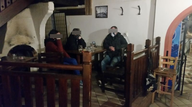 Policie našla v Brně na Veveří při koronavirové kontrole otevřenou hospodu, uvnitř se pilo i kouřilo