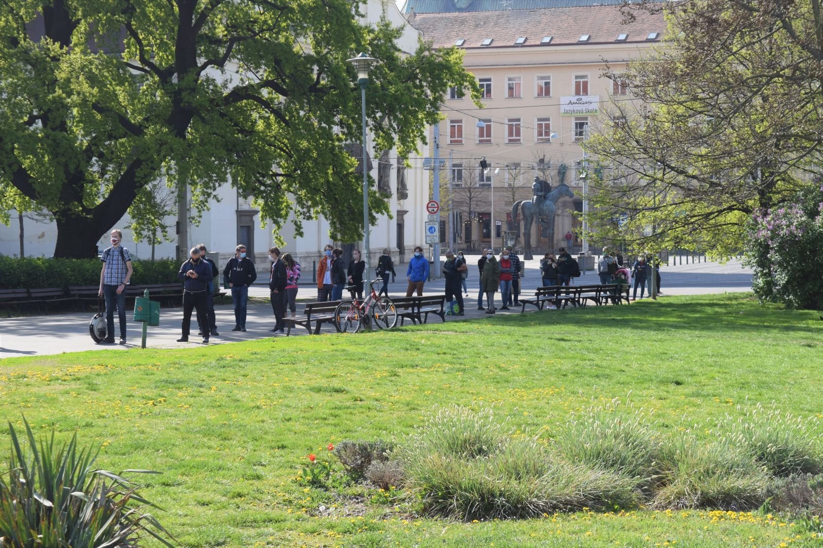 Nechal jsem se v Brně otestovat na koronavirus. Dvě hodiny v řadě na slunci, nuda, a výsledek, který není úplně pozitivní