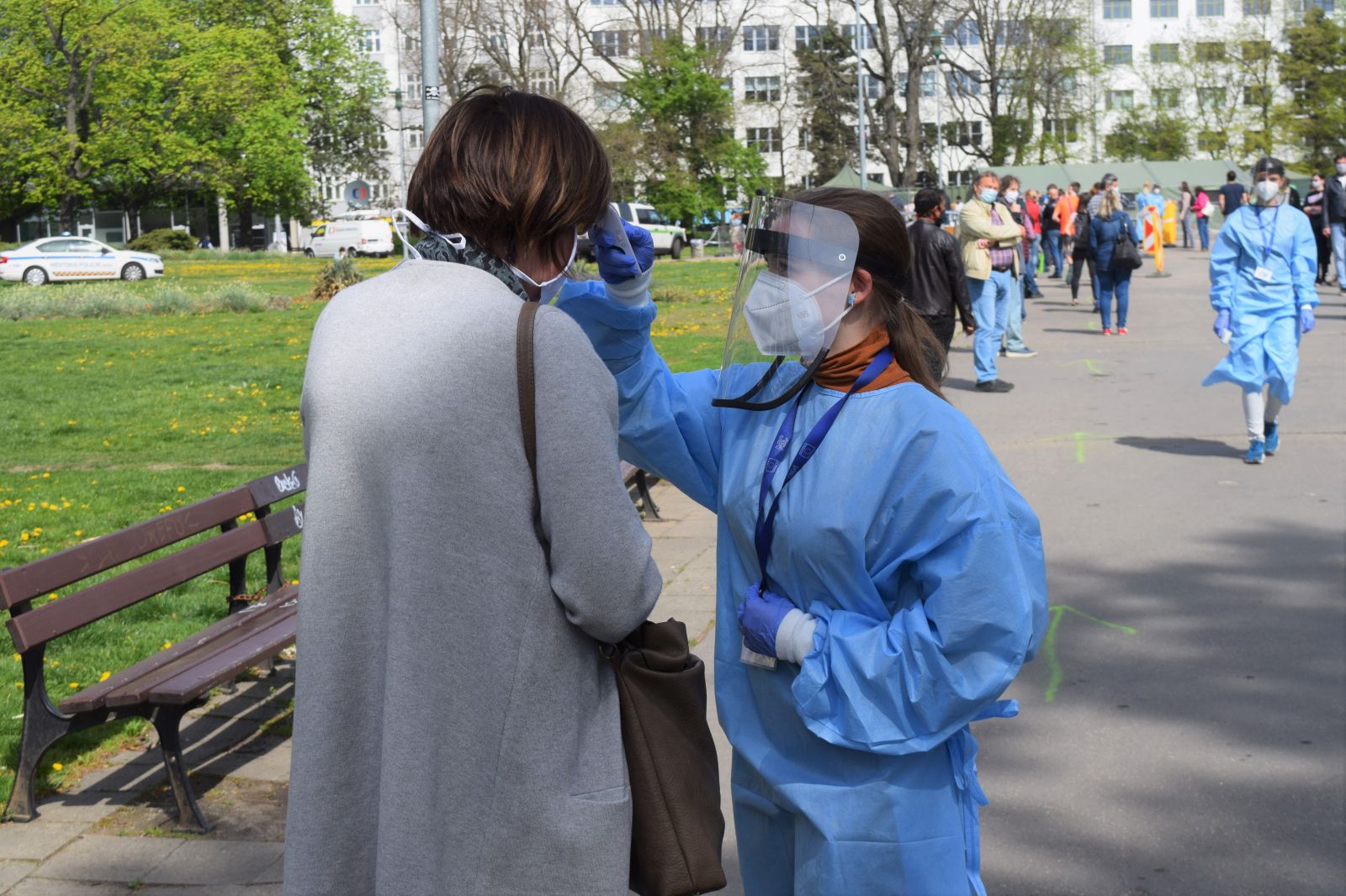 Nechal jsem se v Brně otestovat na koronavirus. Dvě hodiny v řadě na slunci, nuda, a výsledek, který není úplně pozitivní