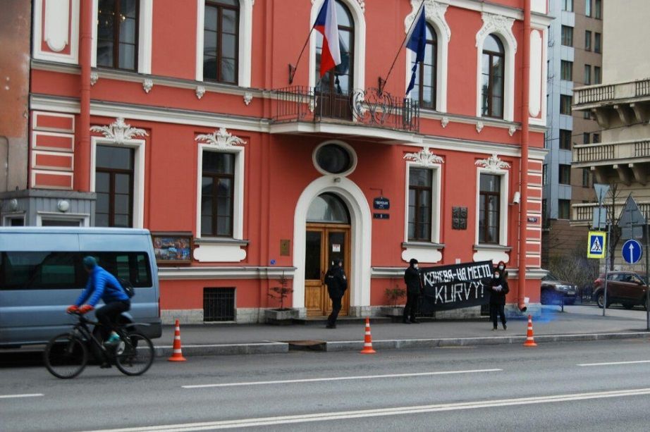 Ruští extremisté znovu protestovali proti přemístění sochy Koněva u ambasády v Petrohradu. Konzulát to zjistil z internetu