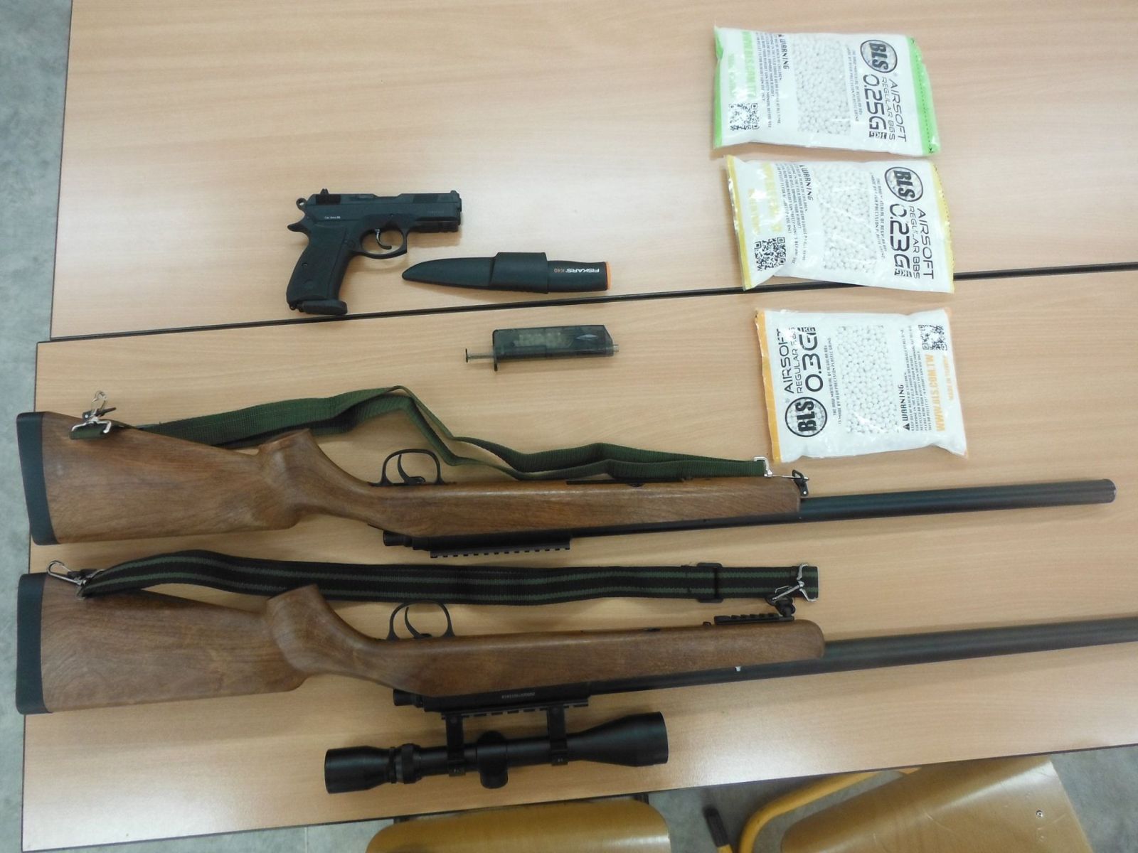 Chlapci v Praze stříleli airsoftovými zbraněmi po autech, prý si je chtěli vyzkoušet. Naštěstí nikoho nezranili