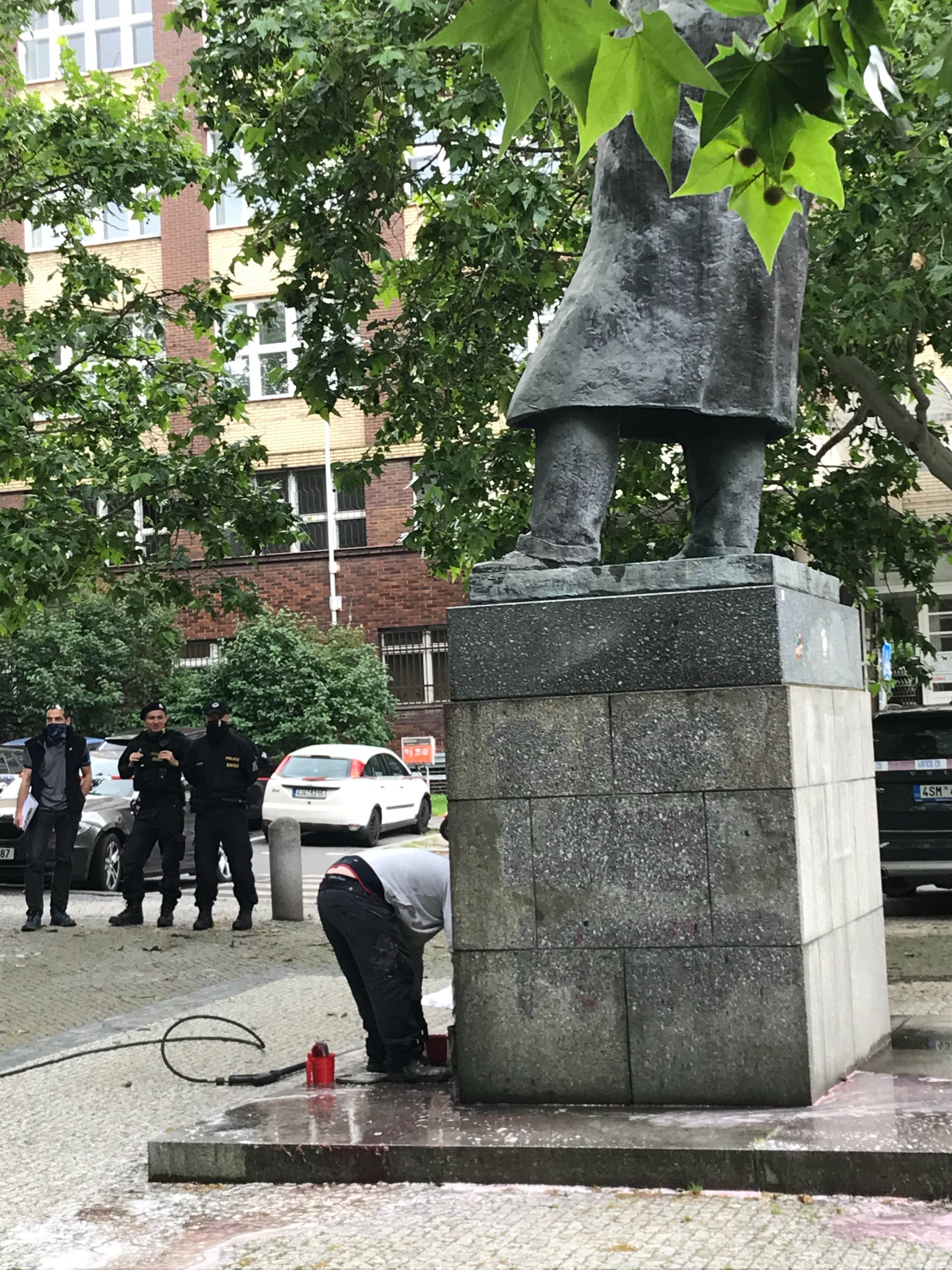 Na Churchillovu sochu v Praze někdo nastříkal sprejem, že byl rasistou. Podobný nápis se objevil i v Británii