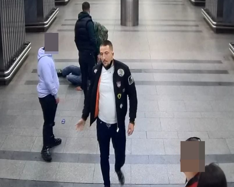 Parta výtržníků zbila a okradla v nouzovém stavu muže v metru. Hrozí jim až osmiletý trest