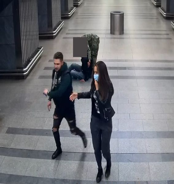 Parta výtržníků zbila a okradla v nouzovém stavu muže v metru. Hrozí jim až osmiletý trest