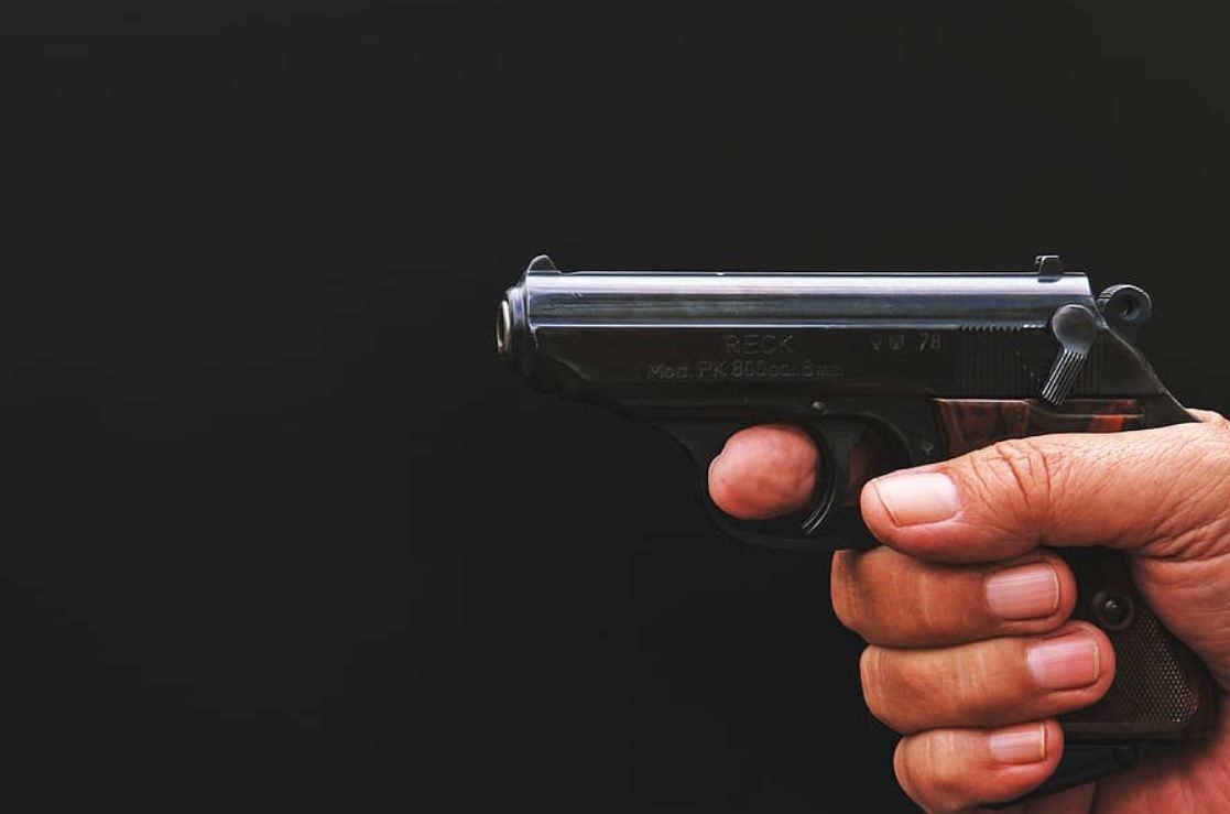 Muž zastřelil v Rokycanech svou družku před synovýma očima, dostal 16 let