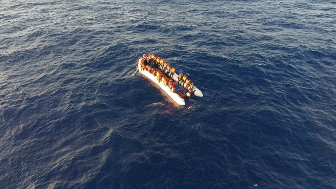 Banksy financuje loď, která zachraňuje uprchlíky ze severní Afriky. Pojmenoval ji po francouzské anarchistce