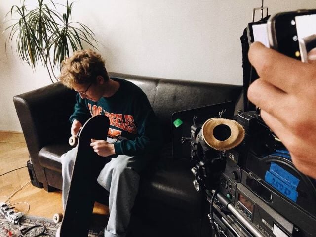 JAY je rider ze sídliště, který se postavil partě. Klip od Paulieho Garanda a DJ Wiche tě chytne za srdce